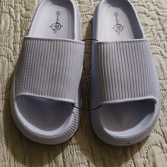 NWT! SOLE MATES SLIDES Sz Medium 7-8 - Picture 2 of 12